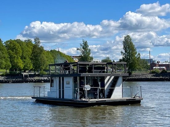 Hausboot auf einem See in Finnland
