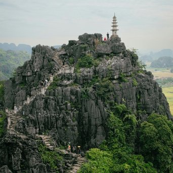 viele Stufen einen Berg hoch
