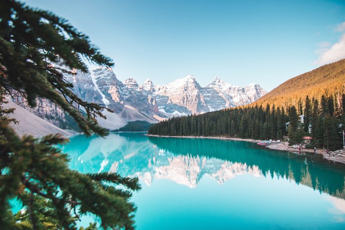 Rocky Mountains und türkisblauer See
