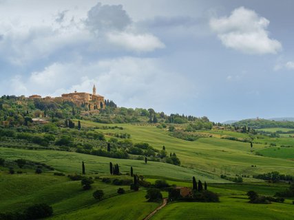 Gruppenreise Toskana - Stadt Pienza umgeben von grüner Landschaft