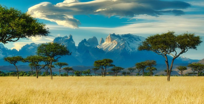 Savanne mit Berglandschaft - Kenia Reisen