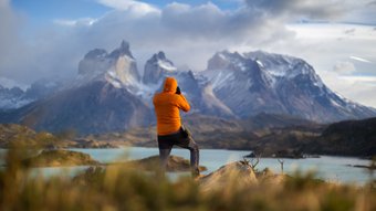 Fotograf vor Berglandschaft - Fotoreise Südchile & Patagonien