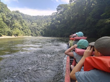Panama Familienreise - Flussfahrt im Einbaum