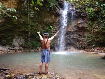 Ecuador Gruppenreise - Indigener vor einem Wasserfall