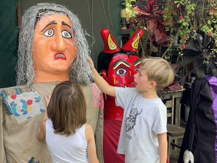 Costa Rica Familienreise - Kinder mit Karnevalsmasken