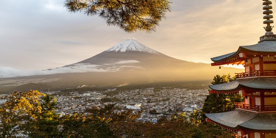 Blick auf den verschneiten Vulkan Fuji mit Pagode
