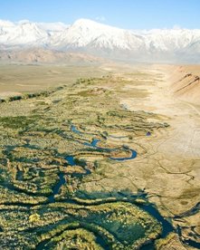 Mäandrierender Fluss in der Mongolei mit der Drohne fotografiert