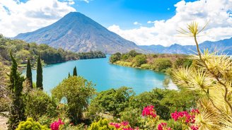 Blick auf den Atitlan See und den San Pedro Vulkan im Hochland von Guatemala