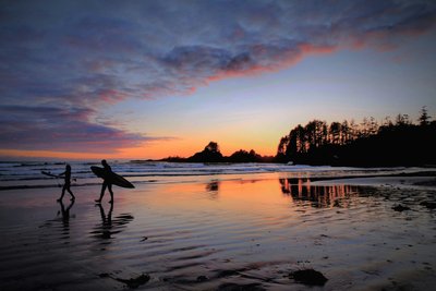 Sonnenuntergang Strand Tofino mit Surfern - Kanada Highlights