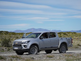 Graues Auto in Patagonien. Perfekt für eine Rundreise in Patagonien.