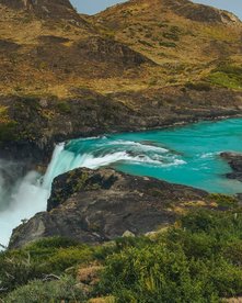 türkisener Fluss in schroffer Landschaft - Patagonien Fotoreise