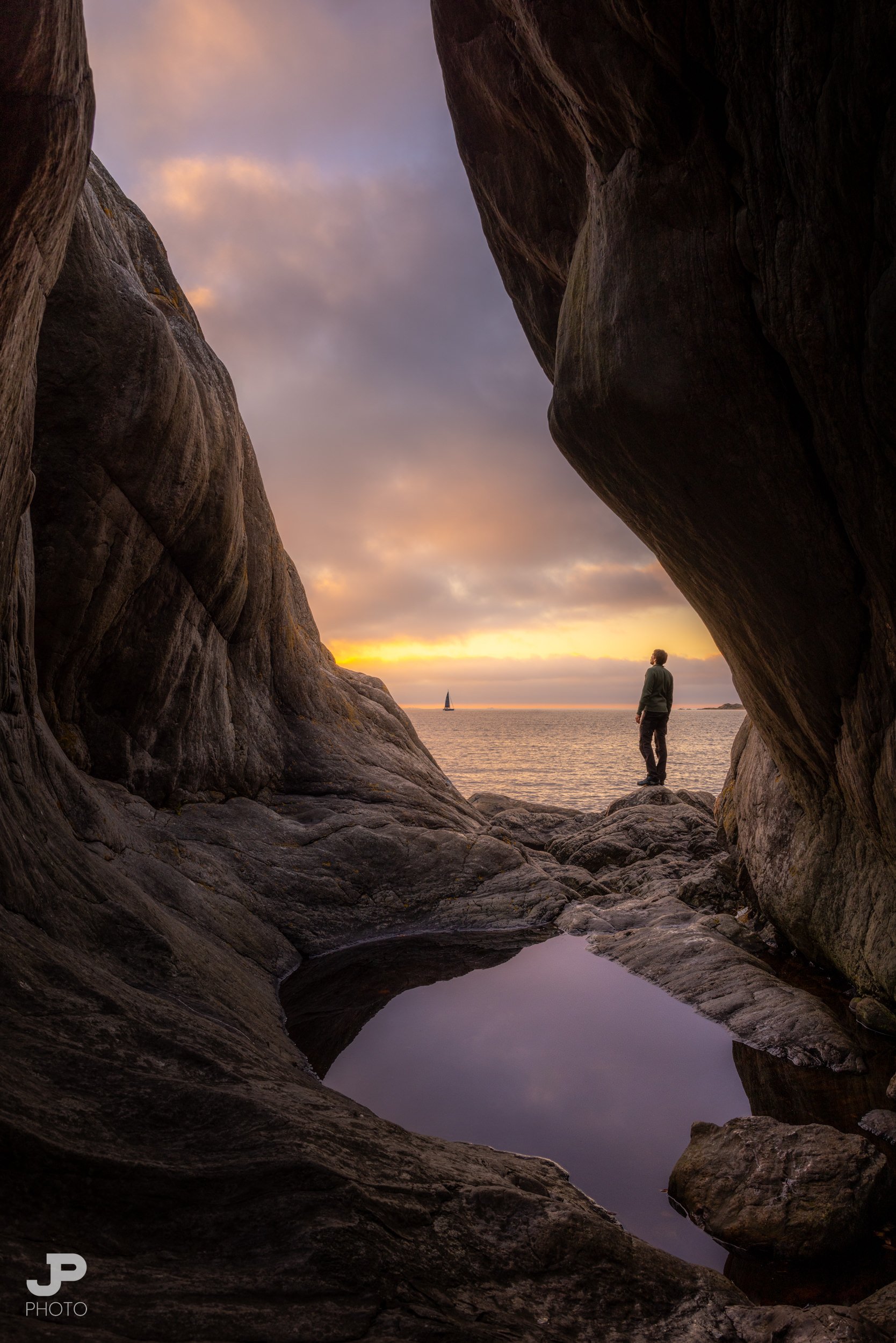 Julien vertieft in Landschaftsfotografie in Höhle mit Pfütze