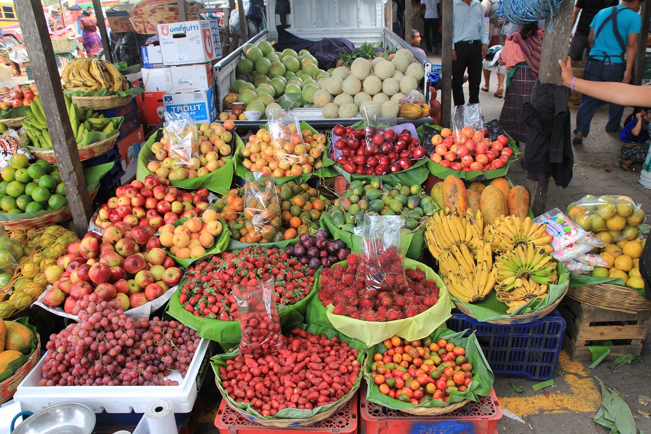 Ein Stand voller lokaler Lebensmittel auf dem Antigua Markt in Gutemala.
