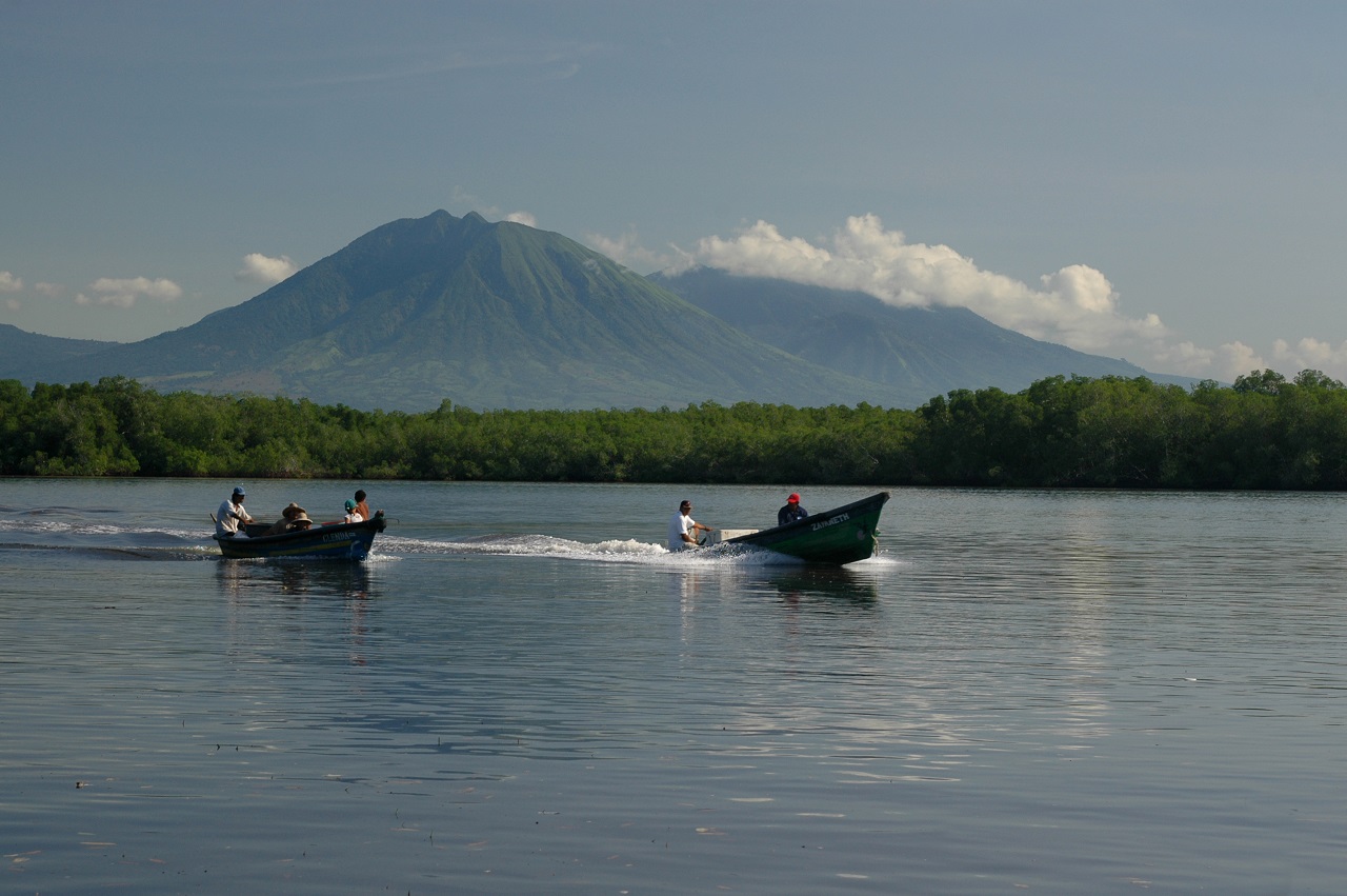 Boote auf einem See in El Salvador
