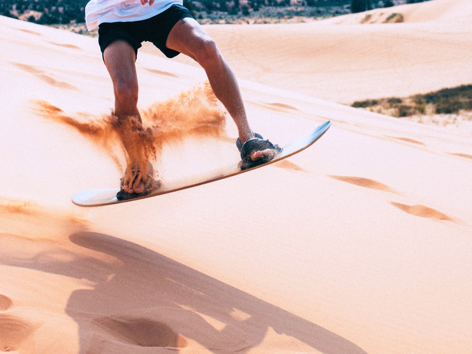 Mensch beim Sandboarding