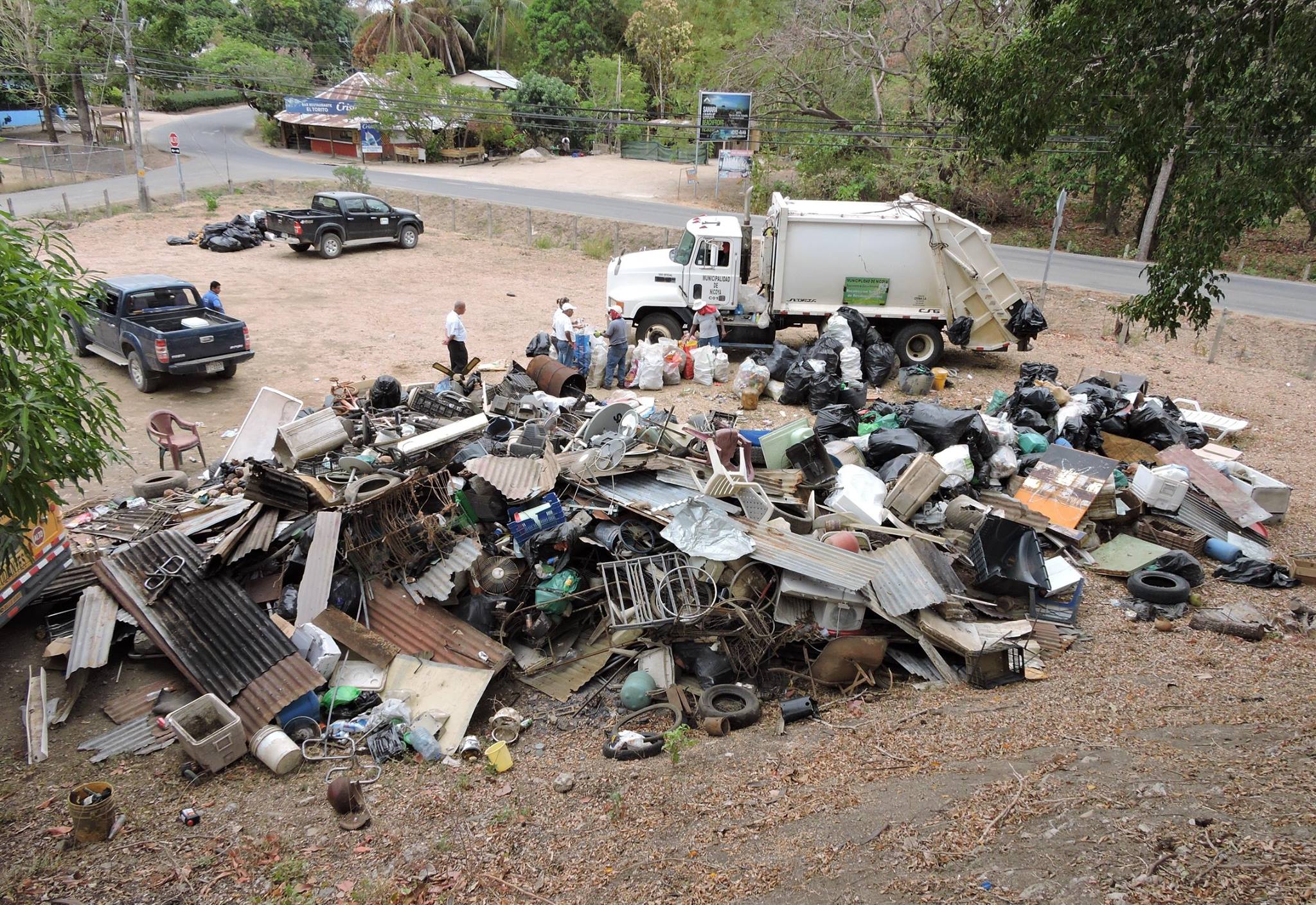 Menschen in Sámara sammeln Müll