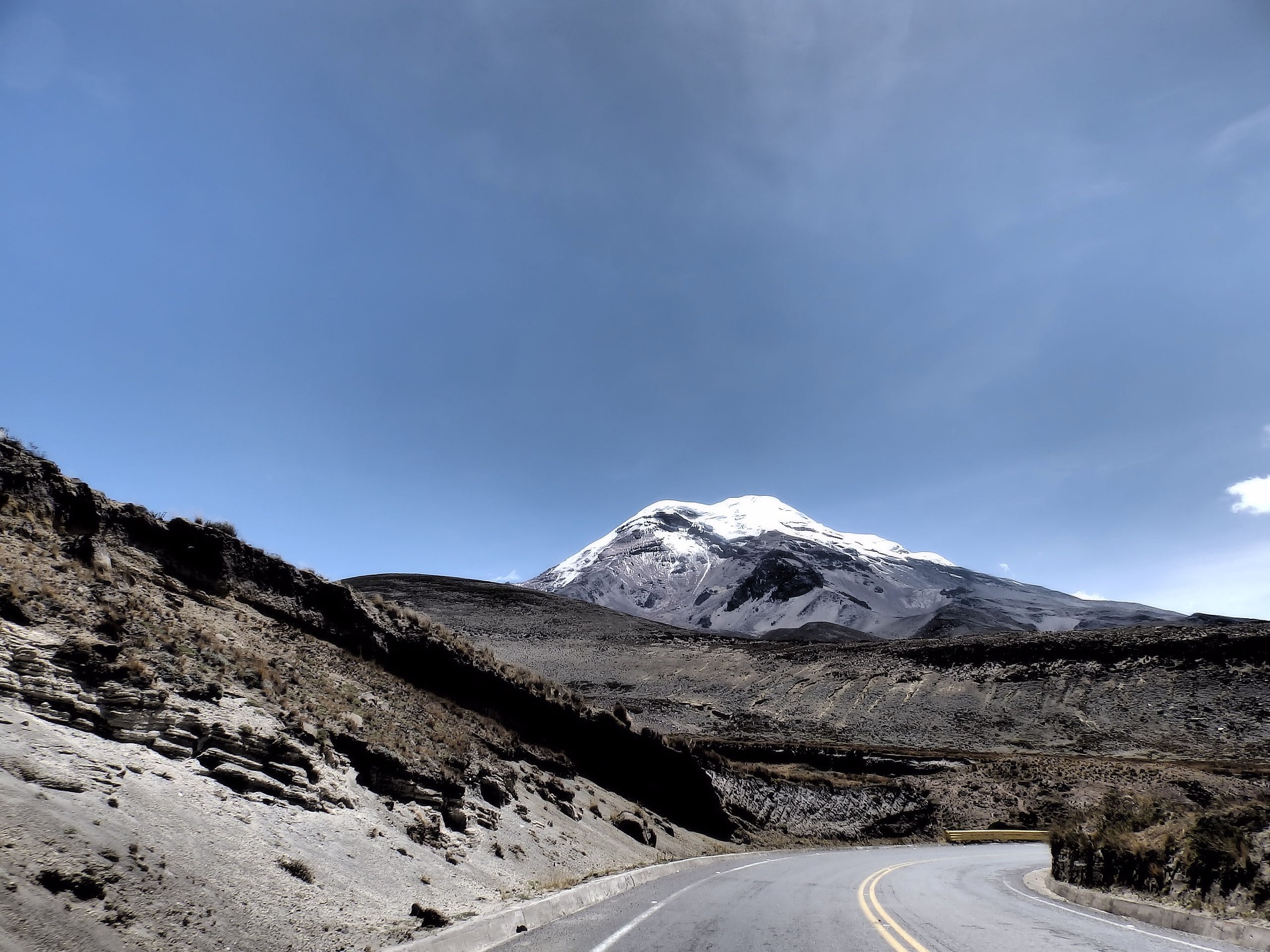 Eine Bergstraße führt hinauf in Richtung des Vulkans Chimborazo.