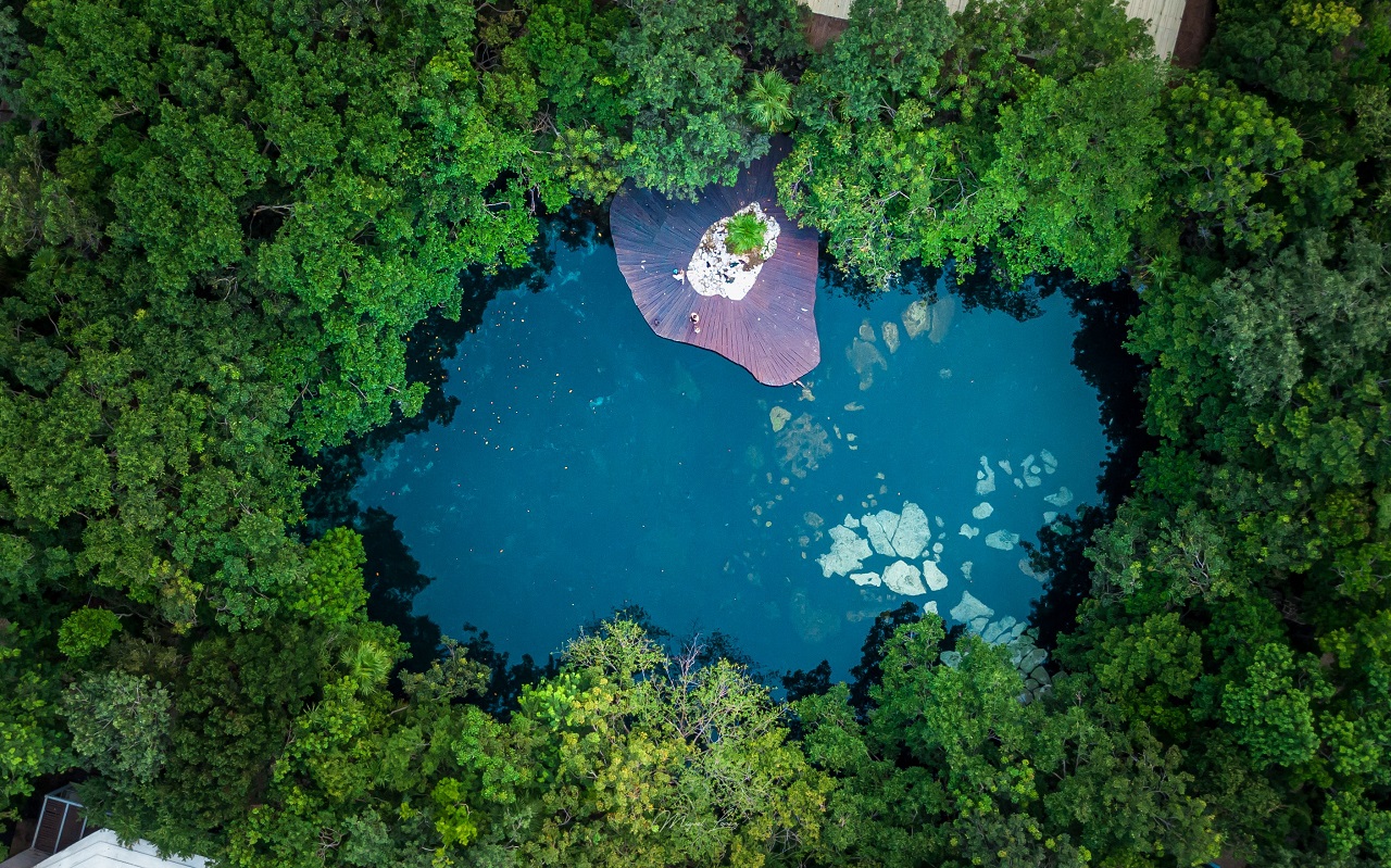 Drohnenaufnahme einer mit Wasser gefüllten Höhle