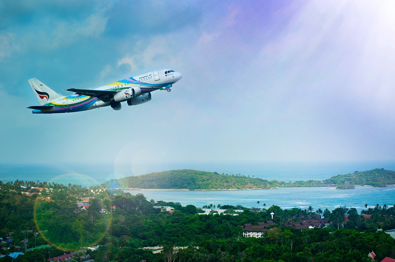 Bemaltes Flugzeug hebt ab über grüner Landschaft