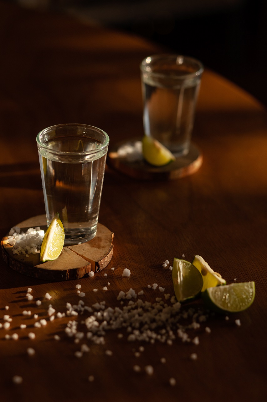Tequilashots mit Salzkörnern und Limettenstücken