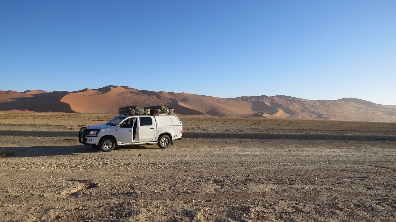 Auto in einer Steinwüste in Namibia