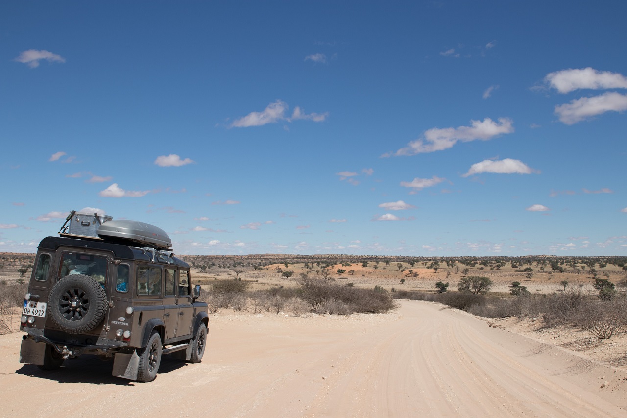 Auto in der Savanne von Namibia