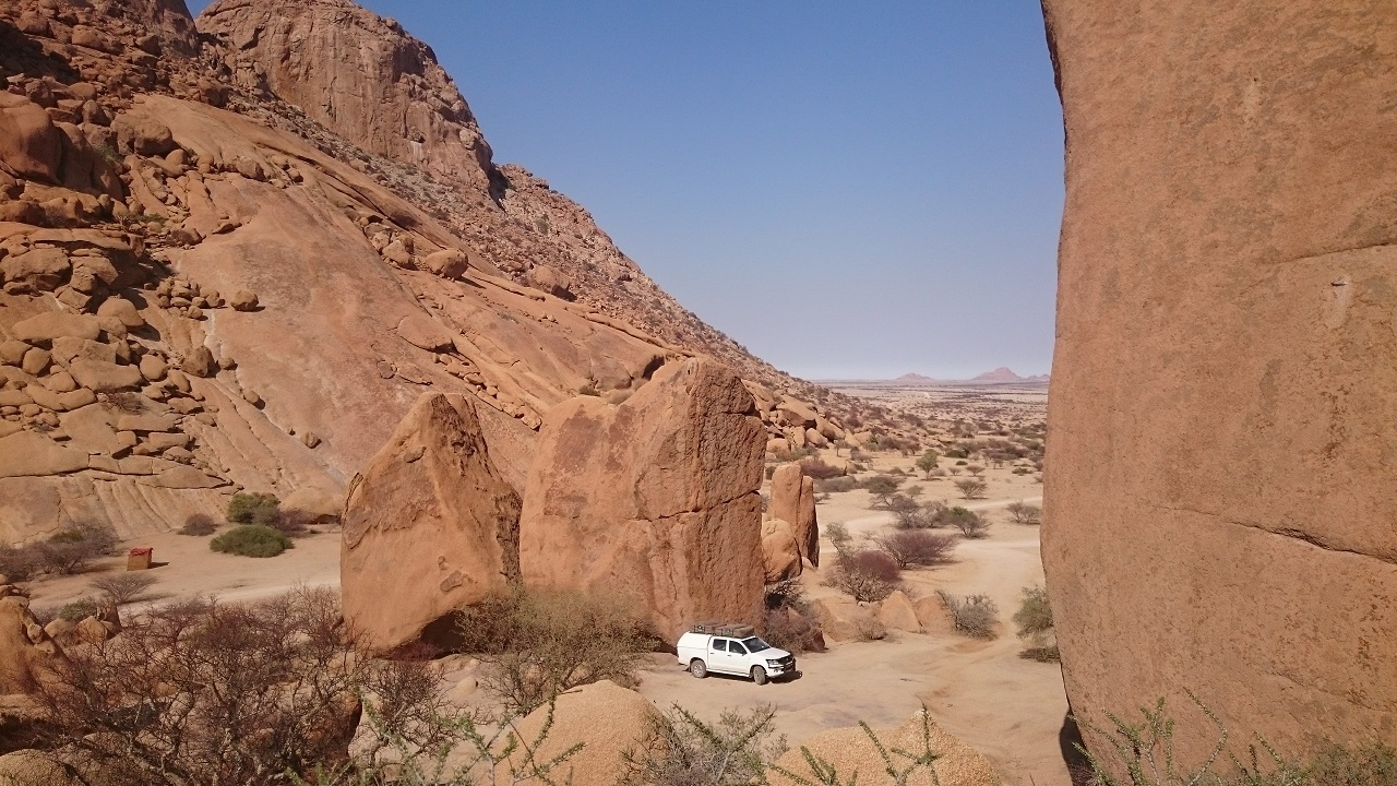 Auto vor einem Felsen in Namibia