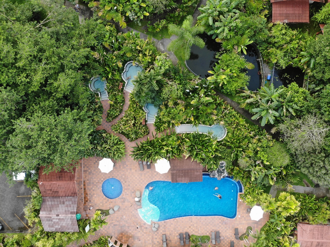 Drohnenfoto des Casa Luna Hotels mit Blick auf Pool und Jacuzzis