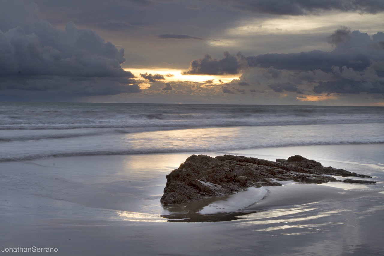 Wellen schlagen gegen Felsen im Meer
