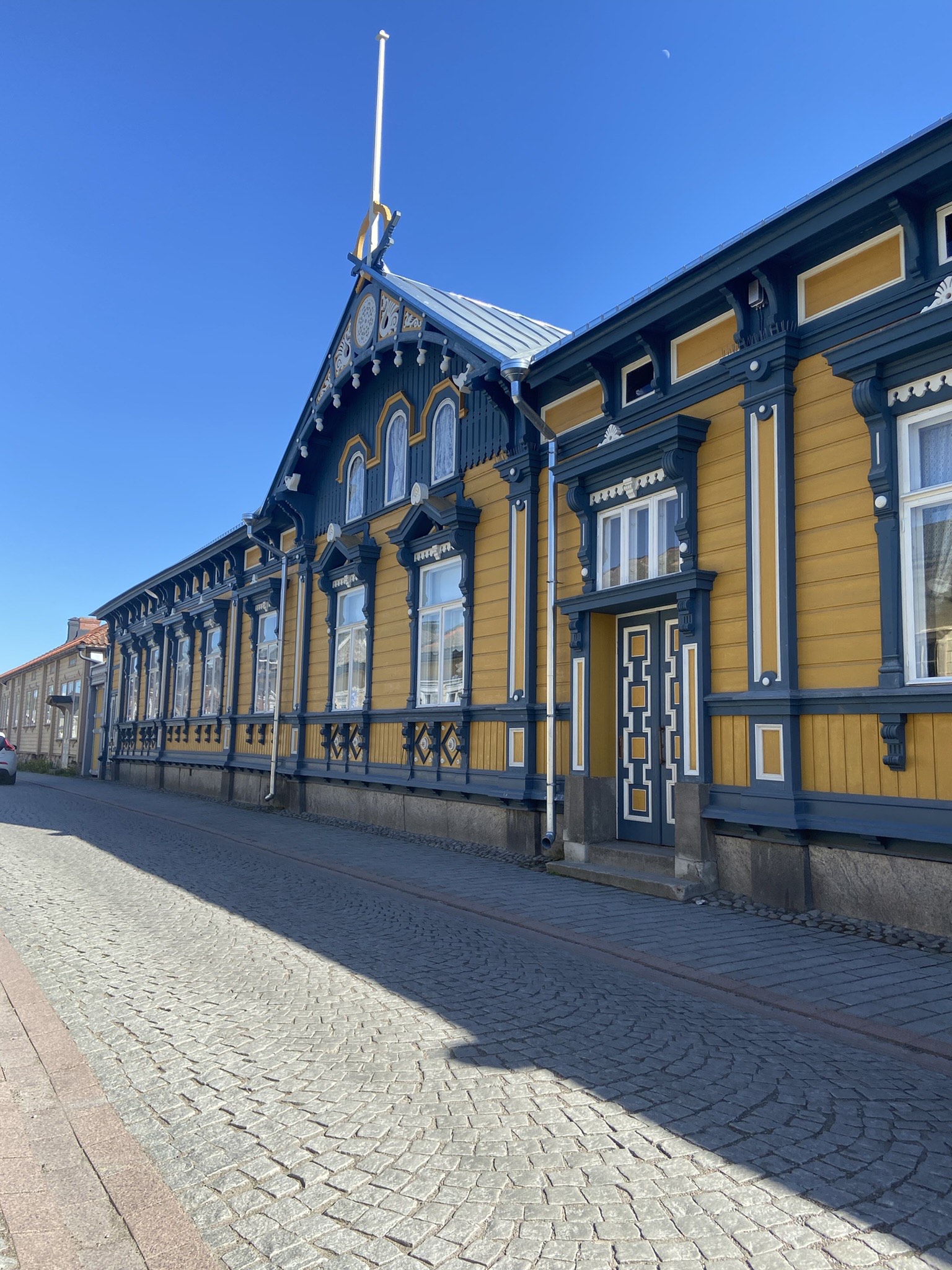 Gelbe Hausfassade om Finnland