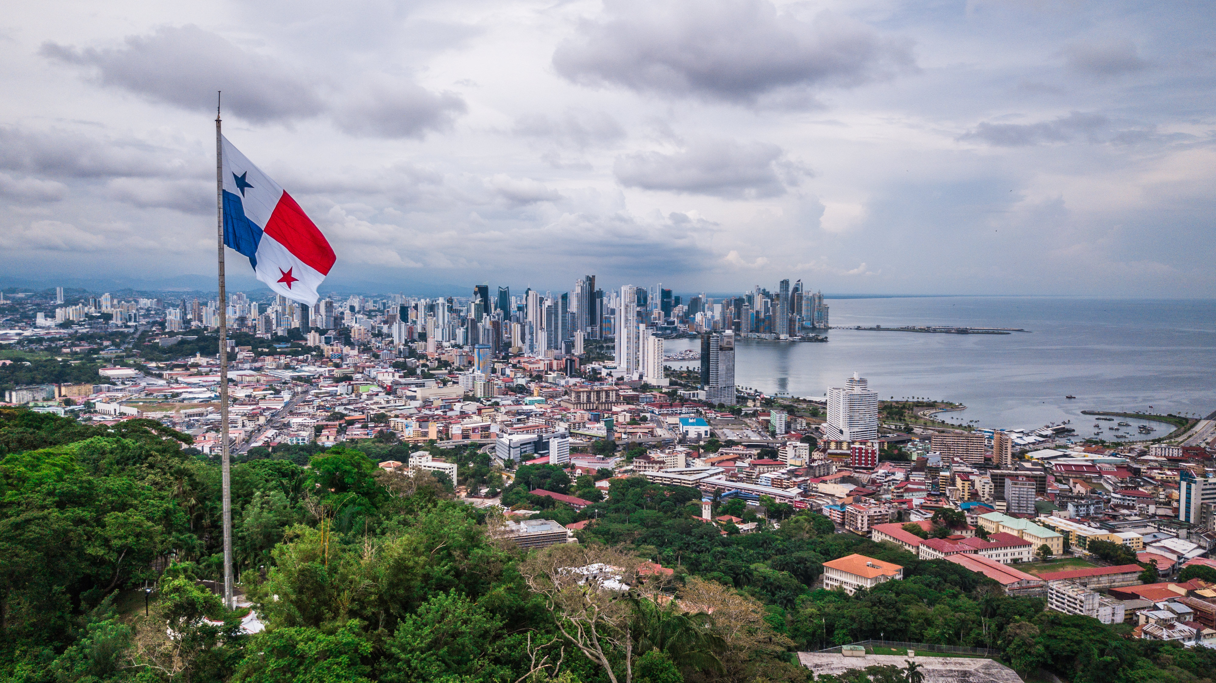 Panama Stadt, Fahne im Fordergrund