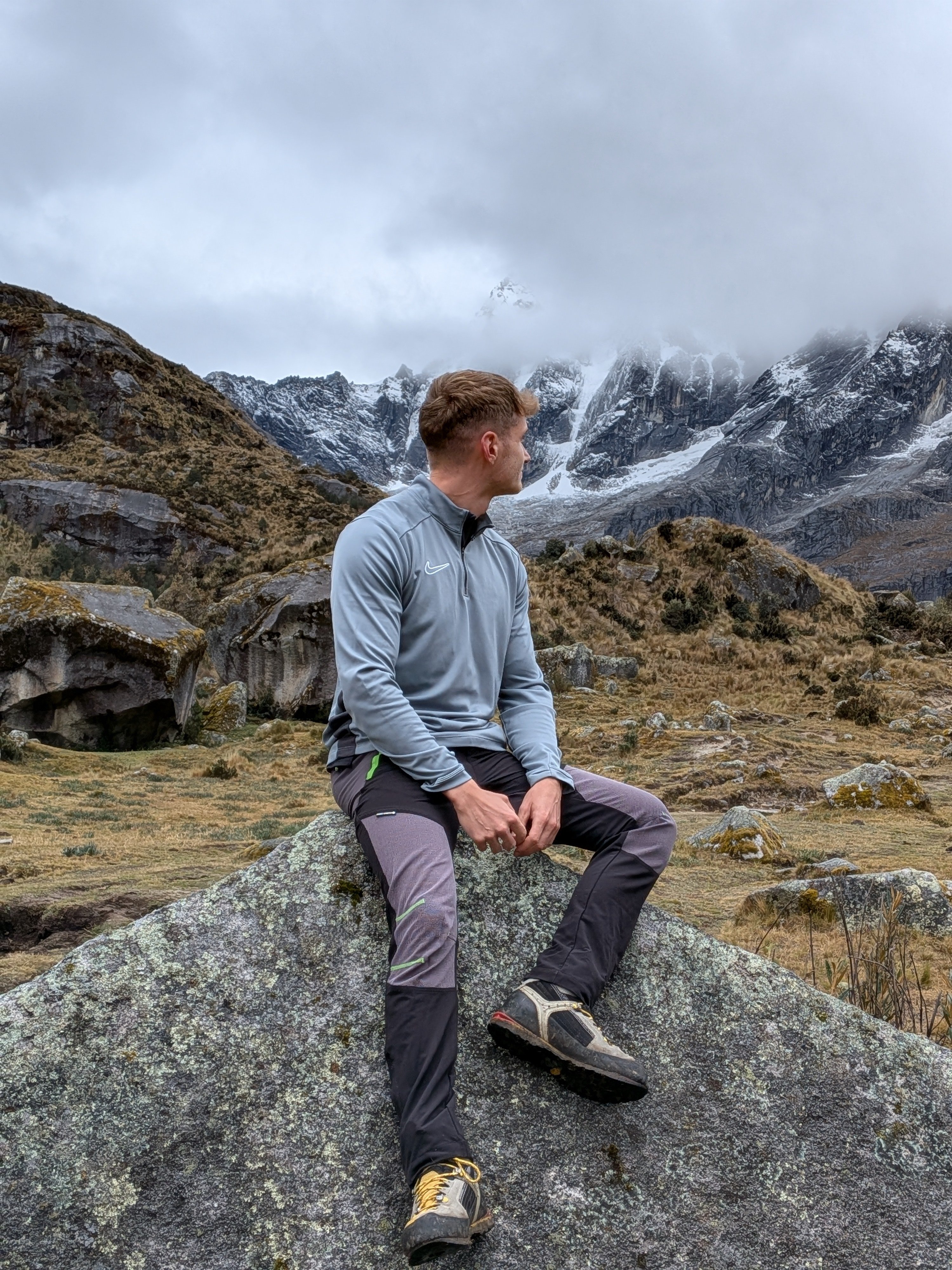 Peru Reise - Mann in den Anden vor Bergspitze