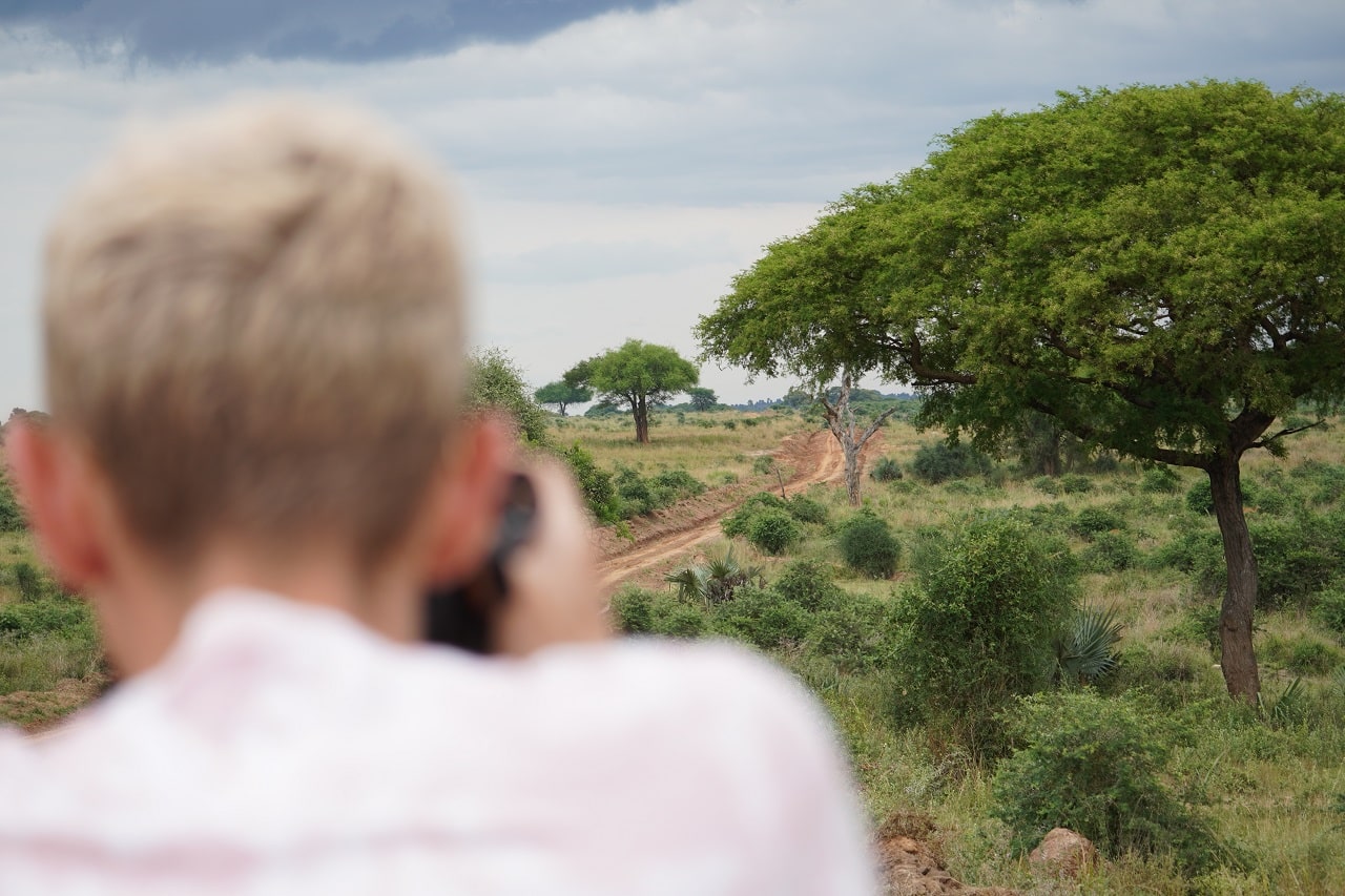 Tourist fotografiert die Landschaft Ugandas