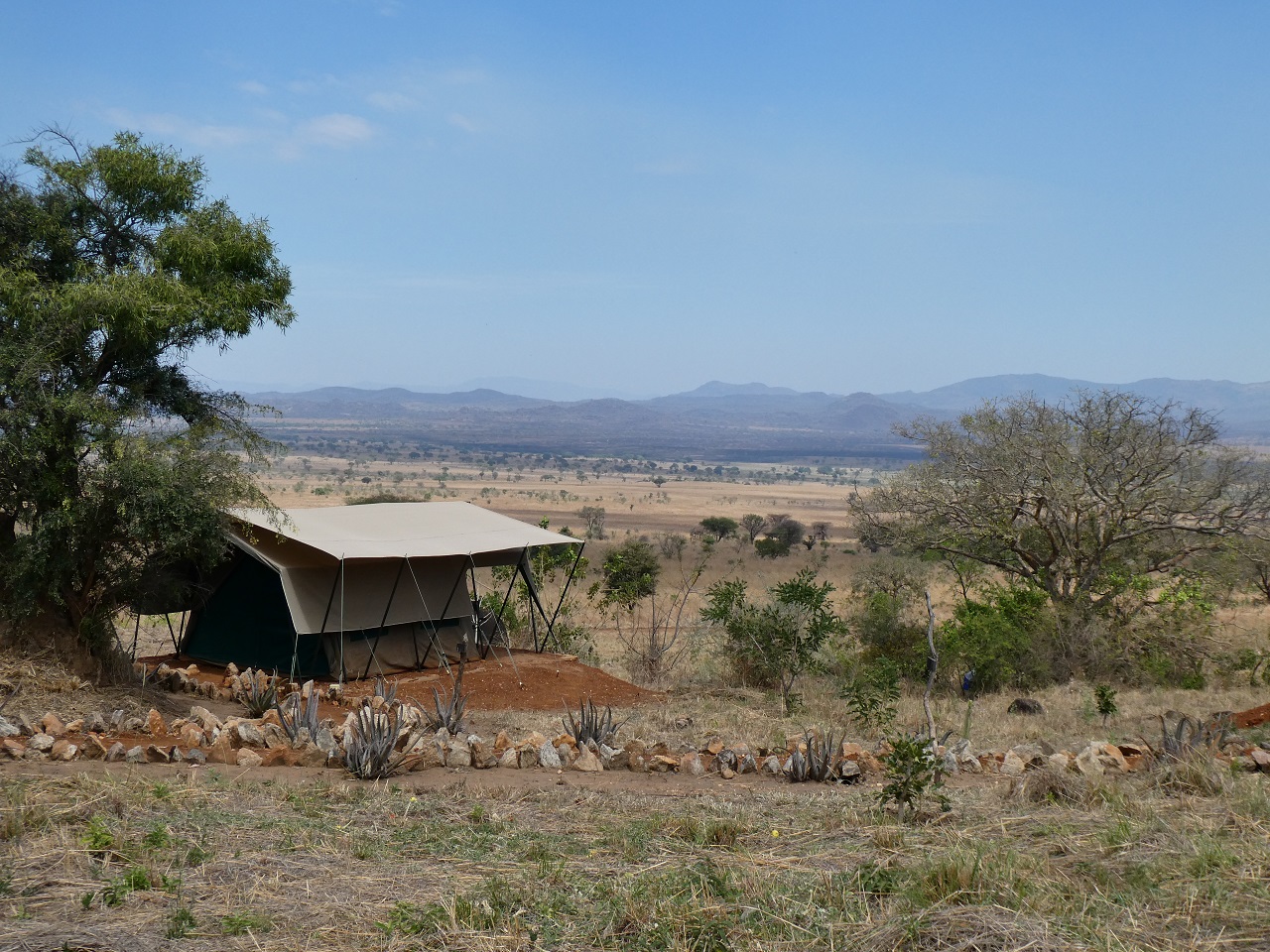 Glamping Zelt in Uganda mit Blick auf die Landschaft