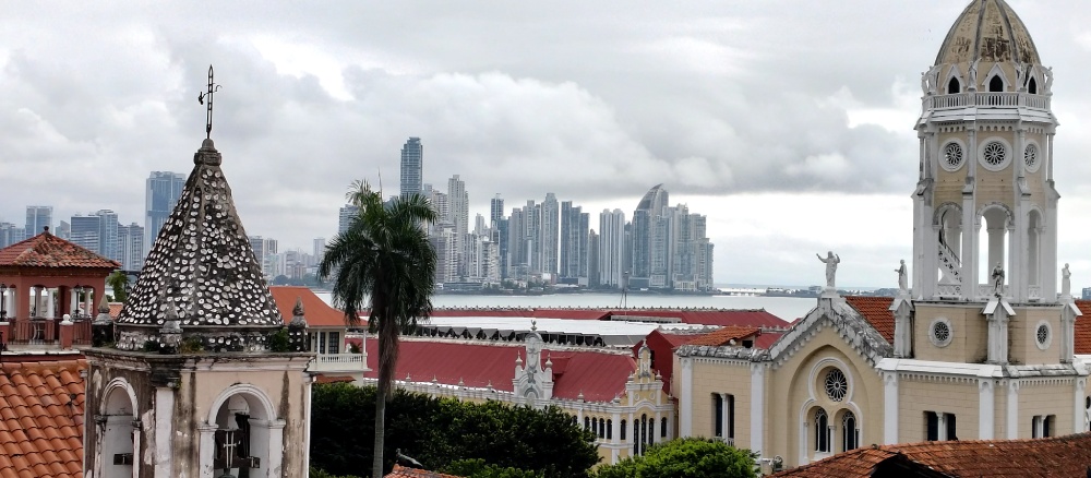Neue und alte Ansichten von Panama City Panoramablick auf neue und alte Stadtteile von Panama City