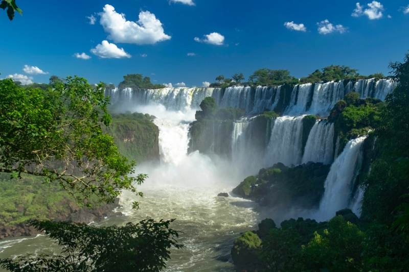suedamerika-argentinien-iguazu-wasserfall-gewaltig
