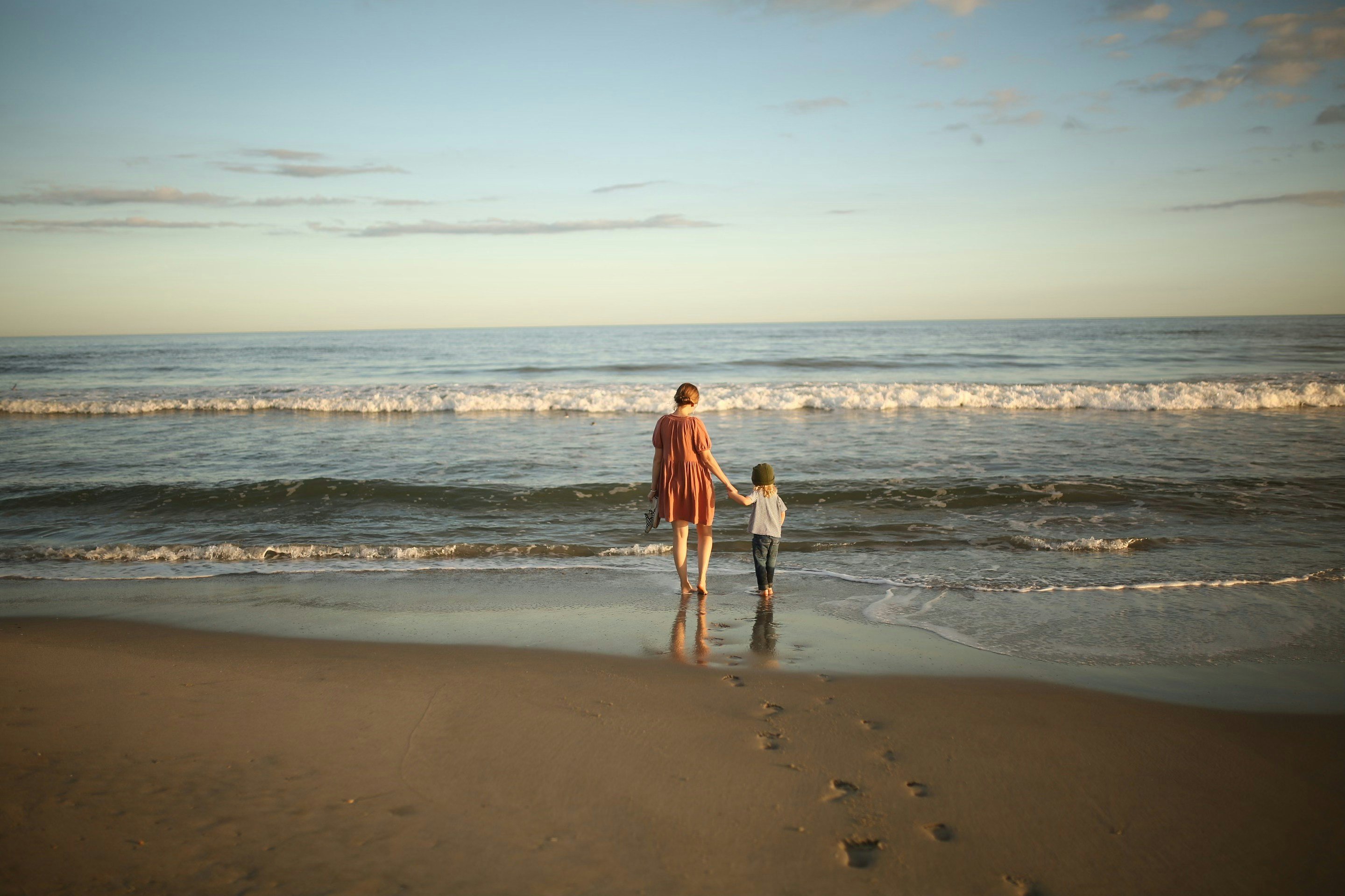Mutter mit Kind am Strand