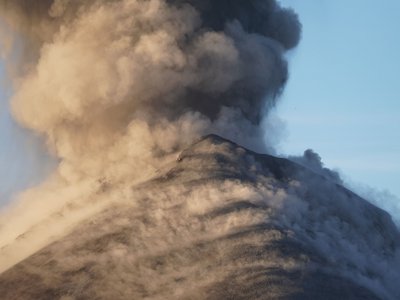 Volcán de Fuego bei einem Ausbruch
