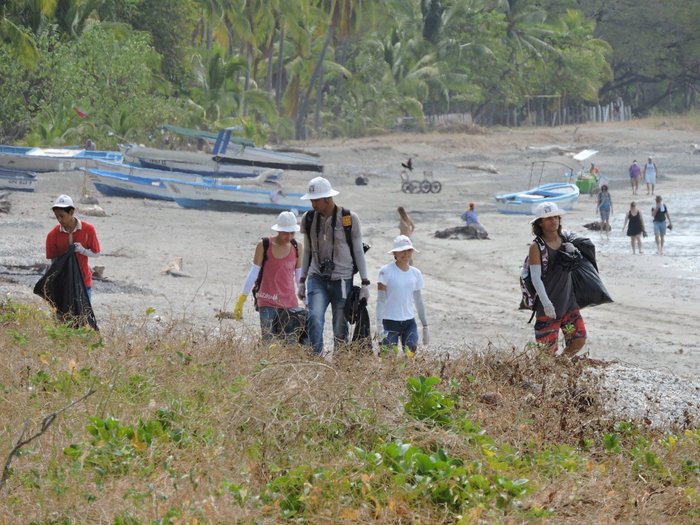 Menschen in Sámara sammeln Müll am Strand