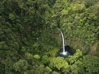 Wasserfall von oben fotogarfiert umgeben von dichtem Regenwald