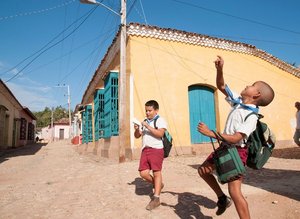 Kinder spielen auf der Straße in Kuba