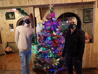 Weihnachten in Costa Rica mit geschmücktem Baum.