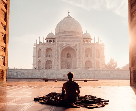 Mensch meditiert vor dem Taj Mahal