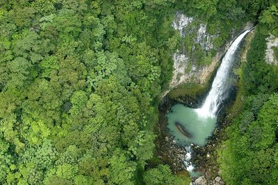 Wasserfall im Dschungel von oben in Guadeloupe & Dominica