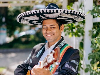 Gitarre spielender Mann mit Sombrero