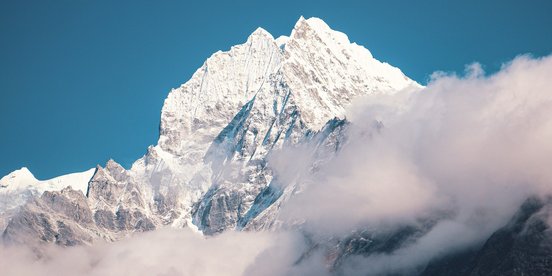 Schneebedeckter Gipfel im Himalaya