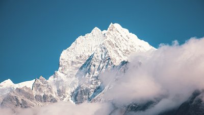 Schneebedeckter Gipfel im Himalaya