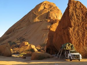 Camping mit Dachzelt in der Wüste
