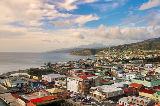 Hauptstadt von Dominica von oben mit Blick aufs Meer