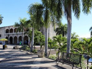 Santo Domingo Stadtbild Palmen und Gebäude